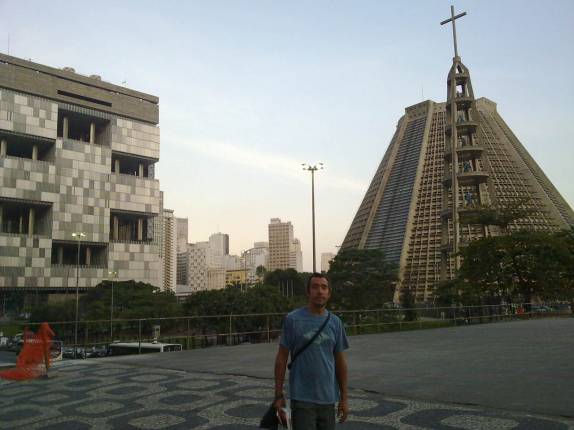 Dois dos mais estranhos prédios do Rio, a catedral e a sede da Petrobrás, no Rio de Janeiro - RJ